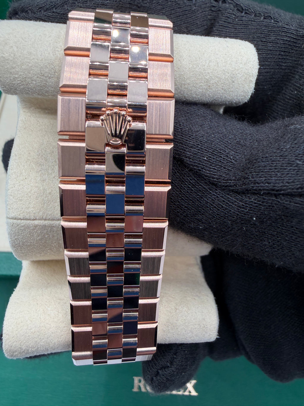Rolex Land-Dweller 40 Everose Gold / Fluted / White Honeycomb Motif / Arabic / Flat Jubilee