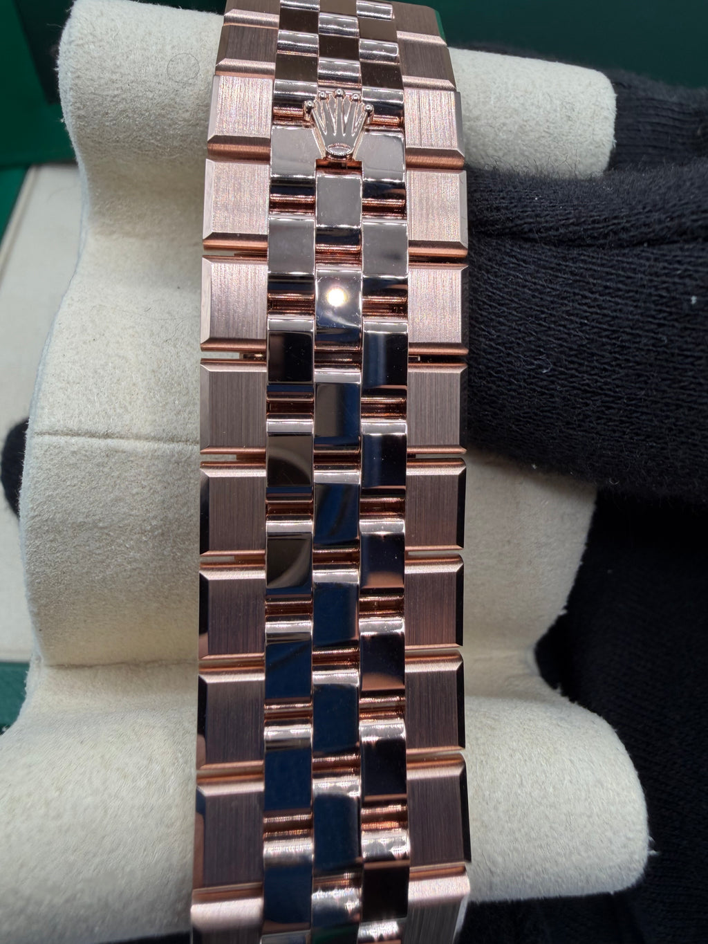 Rolex Land-Dweller 40 Everose Gold / Fluted / White Honeycomb Motif / Arabic / Flat Jubilee